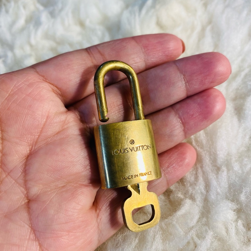 Louis Vuitton lock and a key -❤️firm